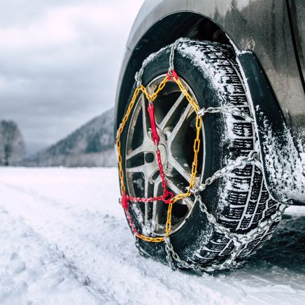 Un pneu sur la neige équipé de chaine à neige
