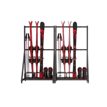 Deux porte-skis métalliques noirs contenant des skis rouges et noirs, des bâtons et des chaussures de ski assorties.