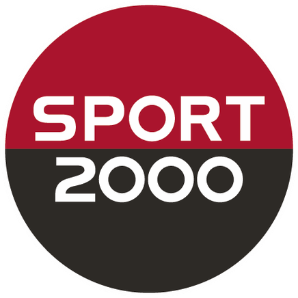 Logo Sport 2000 : cercle bicolore rouge et noir. Le mot "SPORT" est en blanc sur le fond rouge, et "2000" en blanc sur le fond noir.
