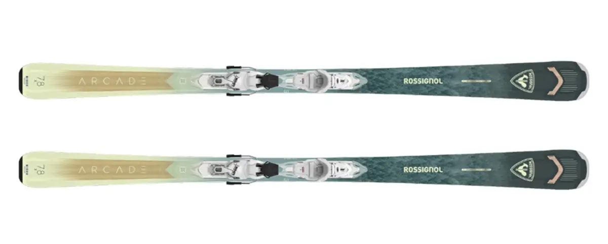 Deux skis Rossignol Arcade 78 avec fixations, dégradé de beige à vert-bleu foncé.