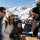 Famille souriante discutant avec un employé Sport 2000 devant une station de ski, montagnes enneigées en arrière-plan.