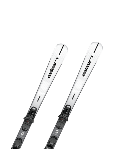 Deux skis Elan blancs avec logo noir et fixations grises.