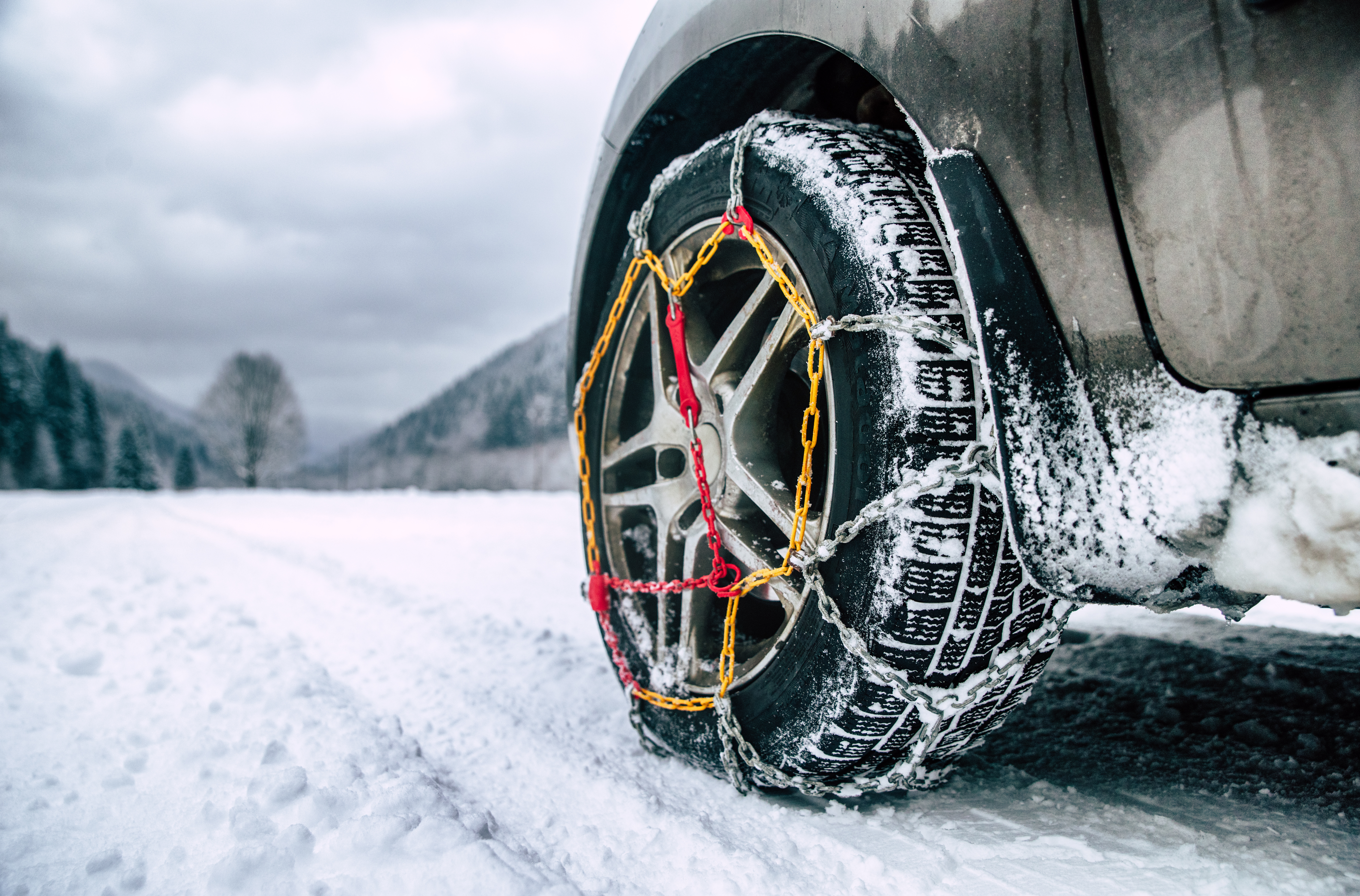Un pneu sur la neige équipé de chaine à neige