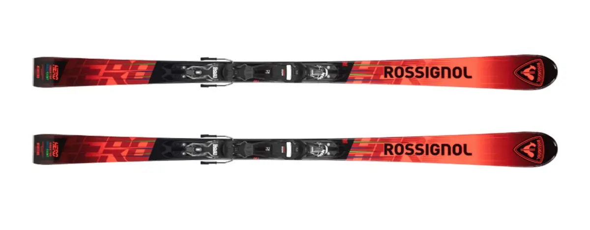 Paire de skis Rossignol Hero rouges et noirs avec fixations, vus du dessus sur fond blanc.
