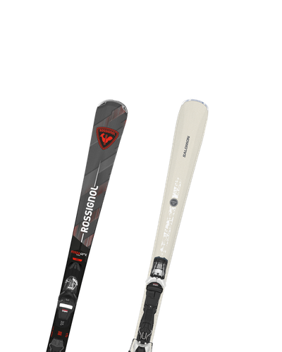 Deux skis inclinés sur fond blanc : un noir Rossignol avec des accents rouges et un blanc crème Salomon.