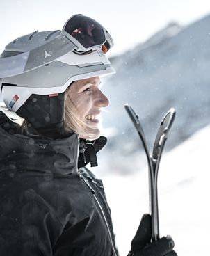 Women's ski helmet: safety and style for your descents